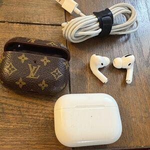 They are AirPods Pro (1st gen)